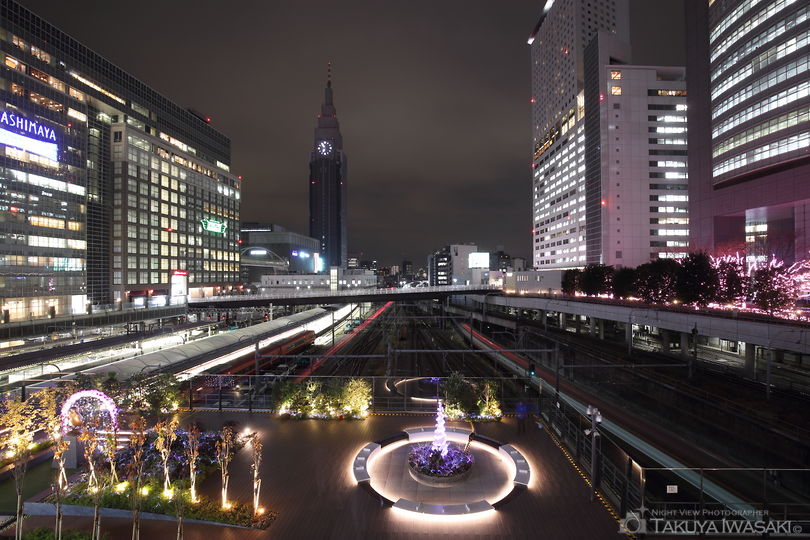 バスタ新宿 歩行者デッキの夜景スポット写真（1）