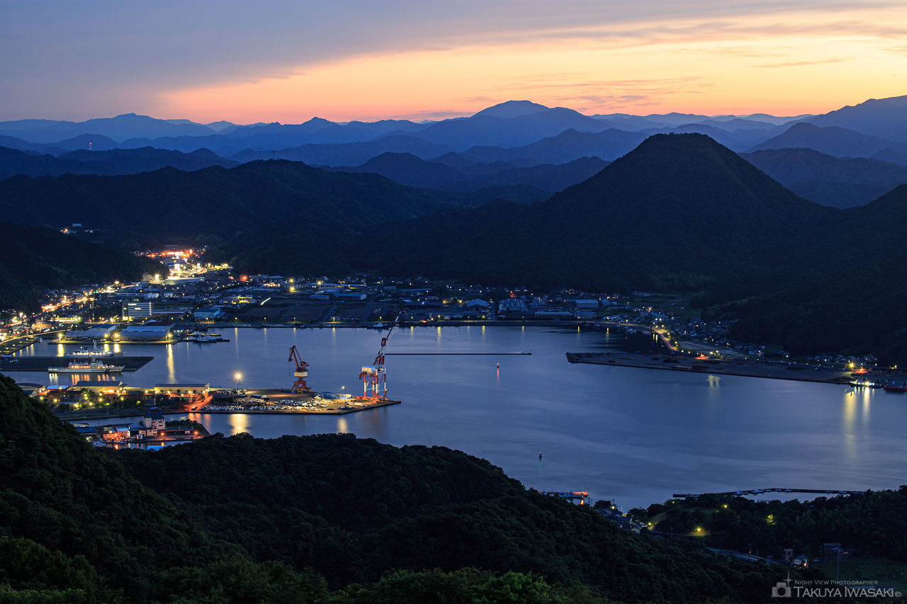 夕暮れに舞鶴西港を望む