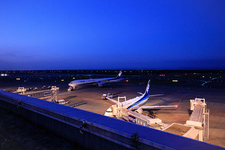 新千歳空港ターミナルビル 展望デッキの夜景スポット写真（1）class=