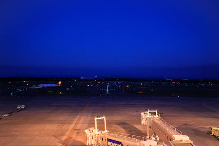 新千歳空港ターミナルビル 展望デッキの夜景スポット写真（3）class=