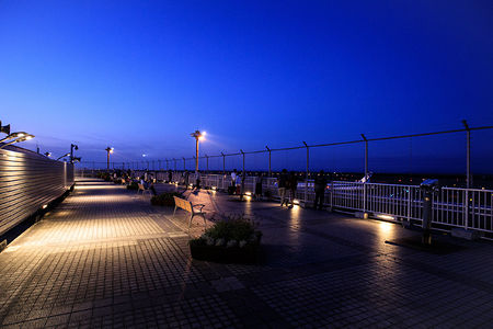 新千歳空港ターミナルビル 展望デッキの夜景スポット写真（4）class=