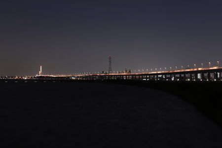 首都高速中央環状線とかつしかハープ橋を望む