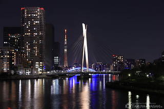 東京スカイツリーと中央大橋を正面に望む