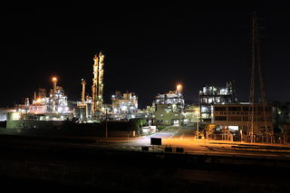 イハラニッケイ化学工業前の夜景スポット写真（1）class=
