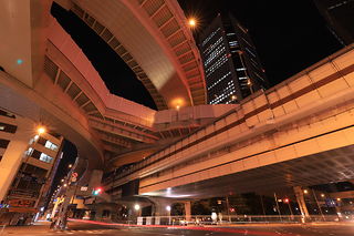 東京オペラシティビルと西新宿ジャンクションを写す