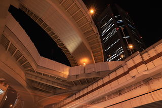 東京オペラシティビルと西新宿ジャンクションを写す