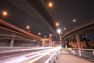 青海・有明南連絡橋と車の光跡を写す
