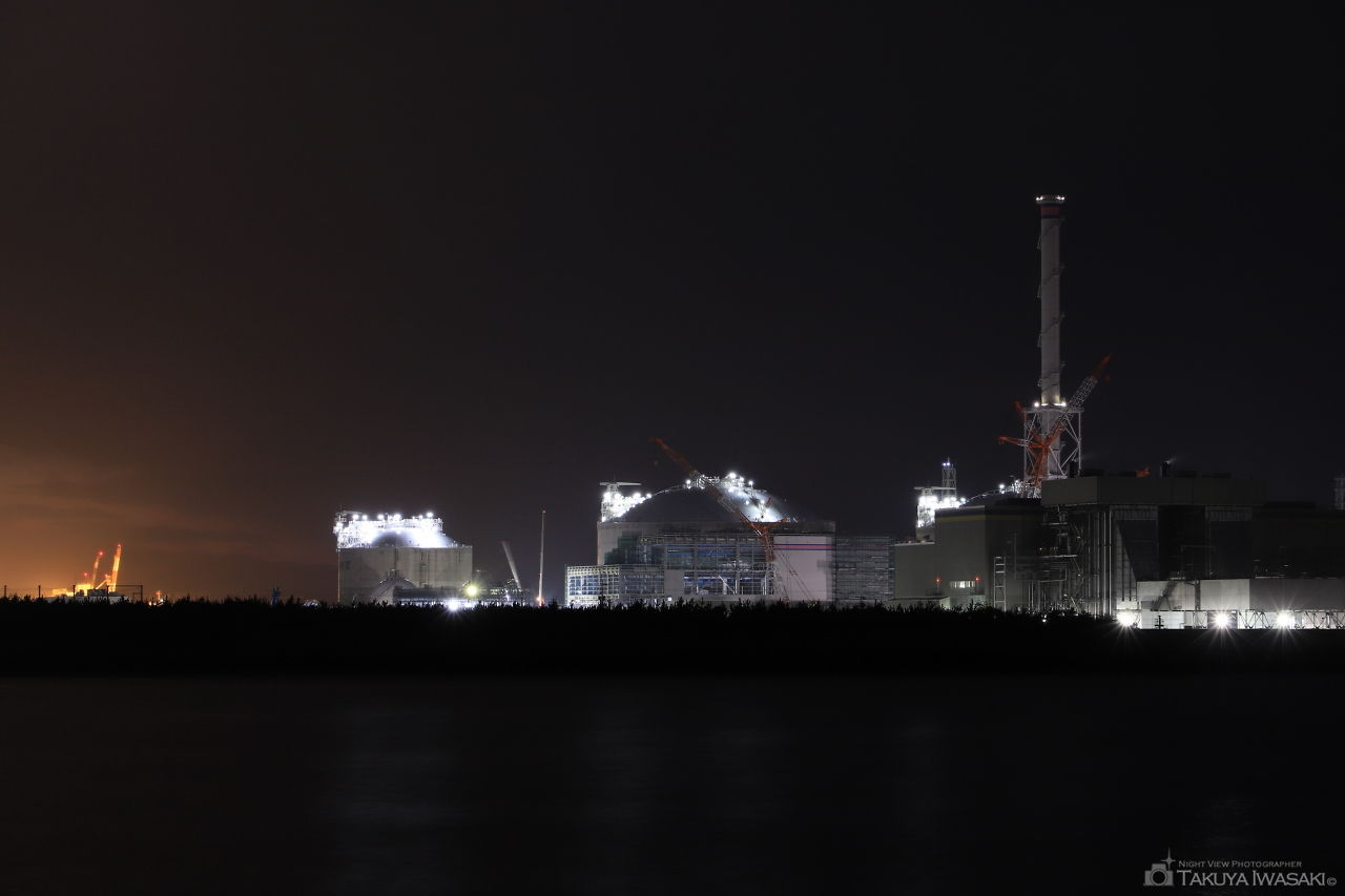 火力発電所とLNG基地を見渡す