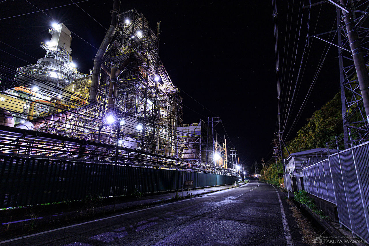 デンカ青梅工場のプラントを見渡す