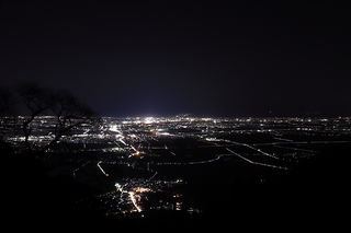 弥彦山頂公園の夜景スポット写真（1）class=