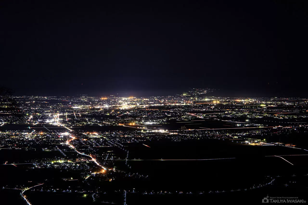 弥彦山頂公園の夜景（新潟県新潟市西蒲区）