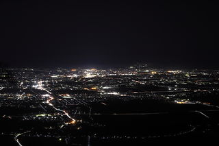 弥彦山頂公園の夜景スポット写真（2）class=