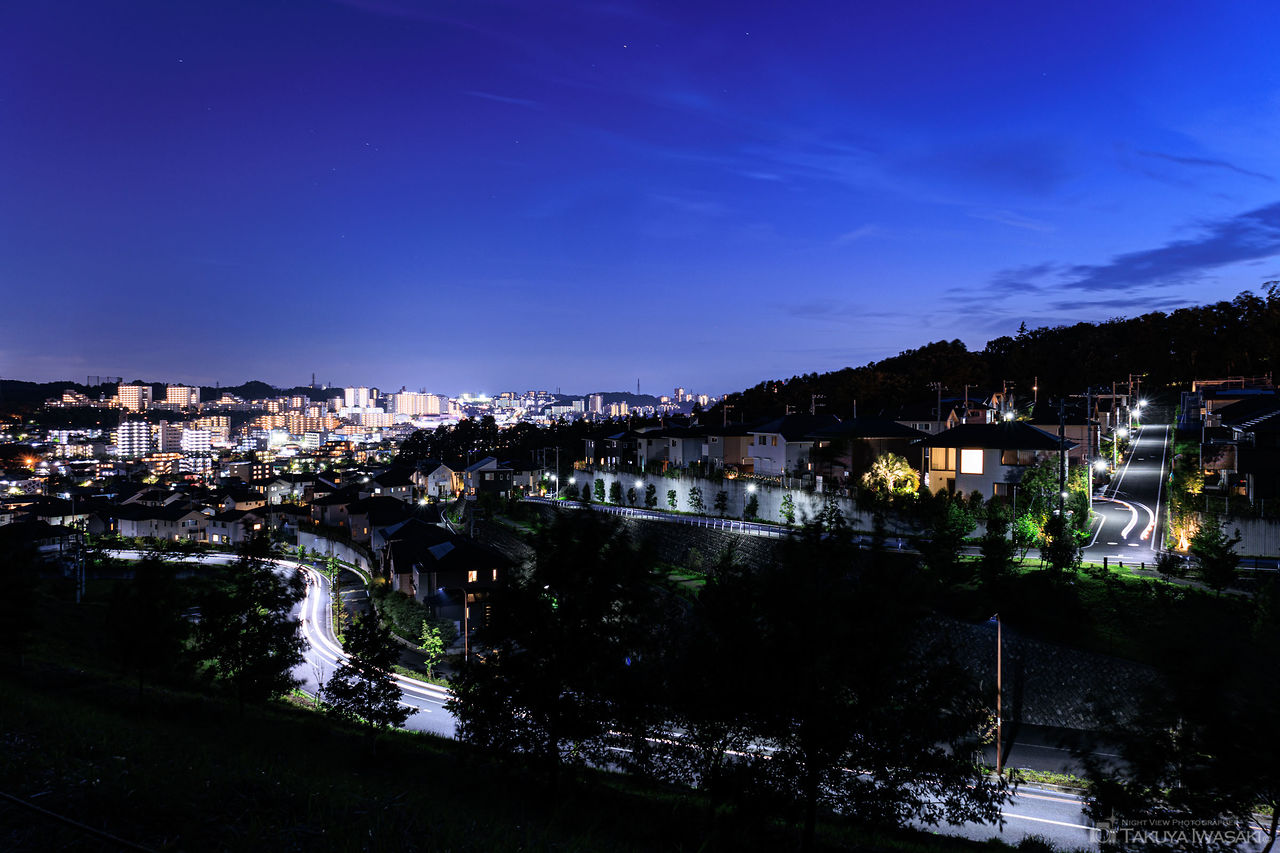 京王堀之内駅方面の夜景と車の光跡