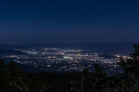 福島市内の夜景を一望する