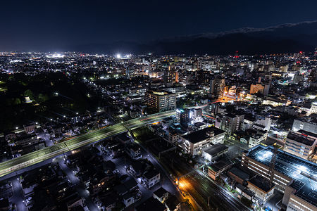 霞城セントラル　24階展望ロビーの夜景スポット写真（1）class=