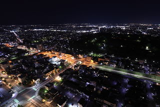 霞城セントラル　24階展望ロビーの夜景スポット写真（2）class=