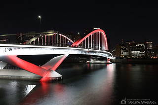 赤くライトアップされた築地大橋