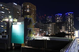 築地大橋橋詰広場の夜景スポット写真（4）class=