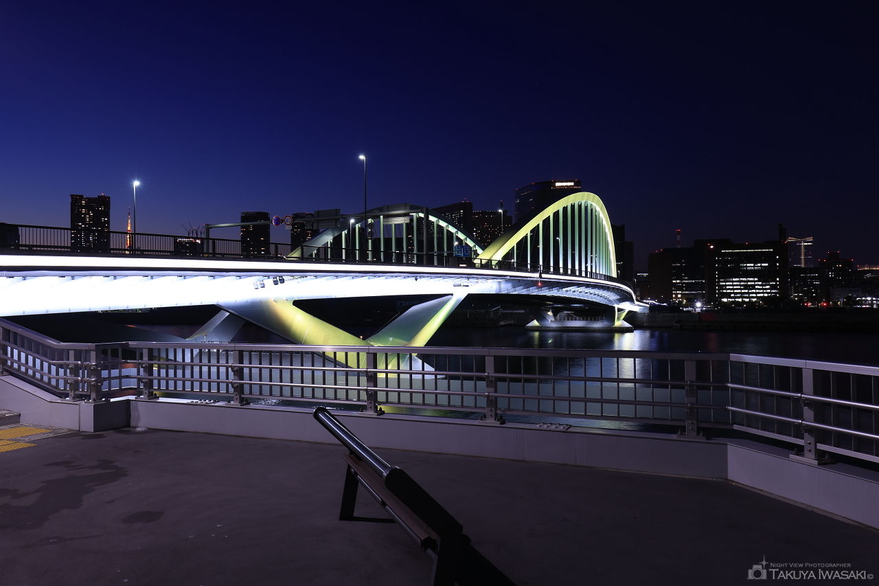 ベンチのある広場の雰囲気