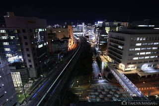 電車の光跡と藤沢駅方面の夜景
