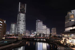 横浜ランドマークタワー・クイーンズスクエアを望む