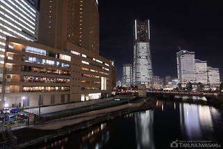 クロスゲートと横浜ランドマークタワーを望む