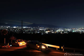 車と富士市の夜景