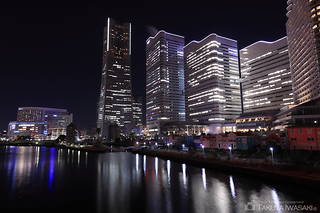 横浜ランドマークタワーとクイーンズスクエアを望む