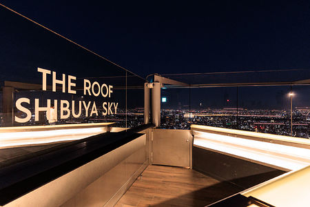 SHIBUYA SKYの屋上にあるバーの雰囲気