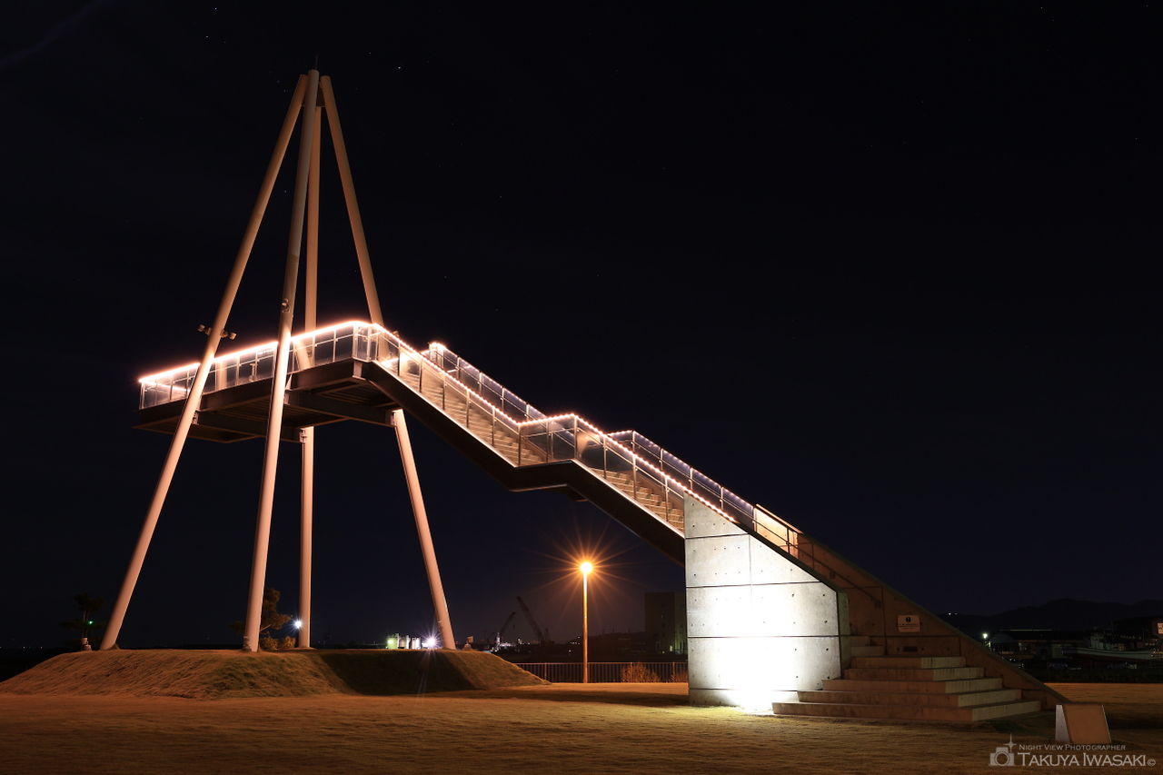 ライトアップされた展望台の外観