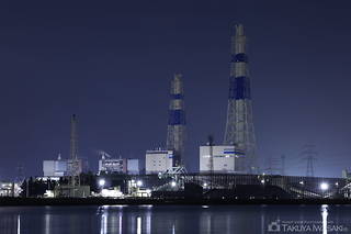 富山新港火力発電所を望む