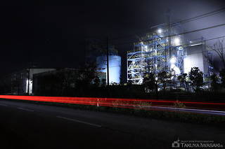 発電所と車の光跡を写す