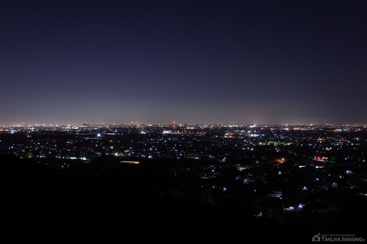 遠くの名古屋方面を望む