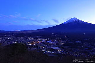富士吉田市内の街並みと富士山