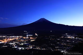 正面に富士山を望む