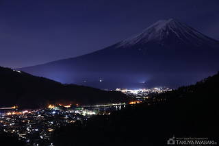 富士山と河口湖町の夜景を望む