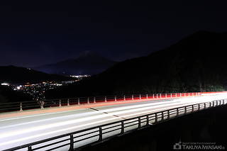 車の光跡と夜景