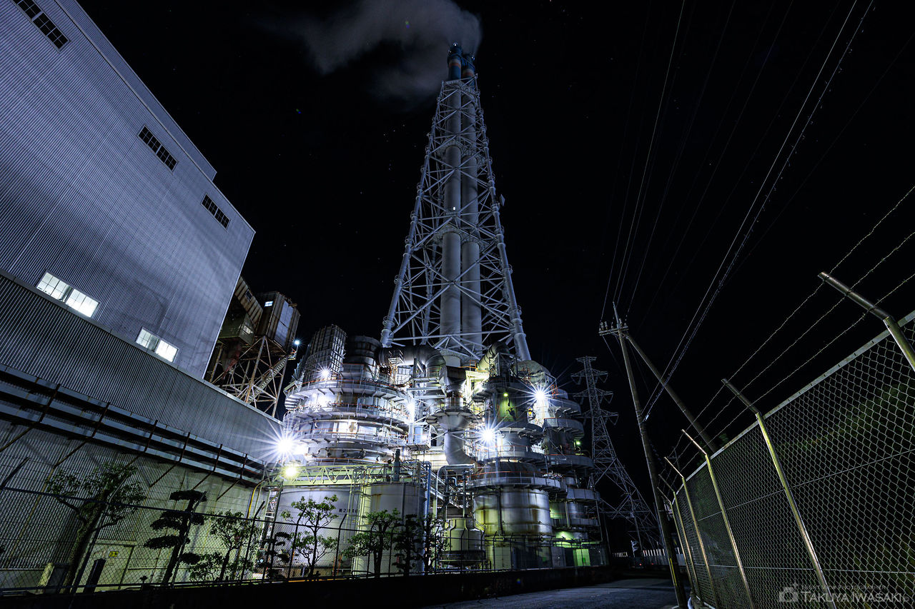 発電所のプラントと煙突を望む