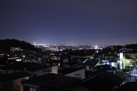 日野市郷土資料館前の夜景スポット写真（1）class=