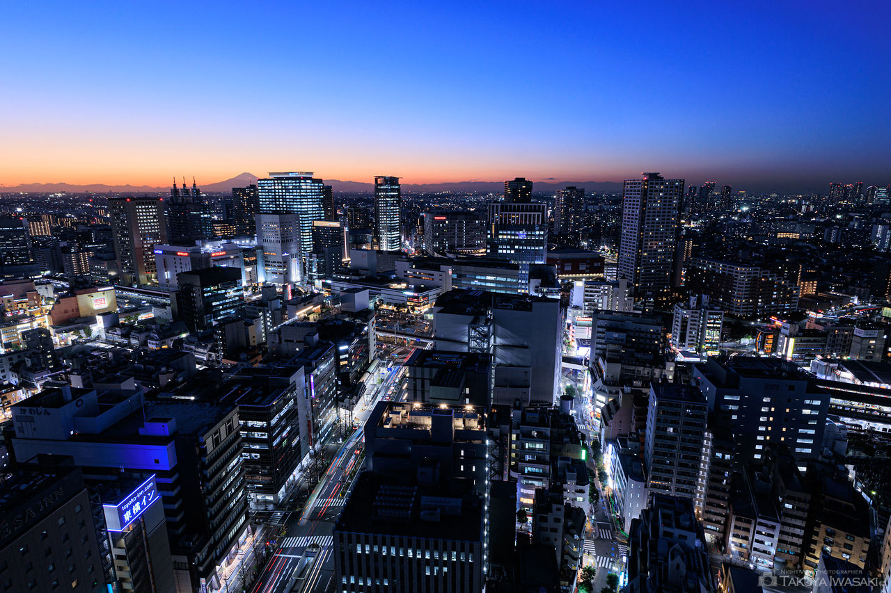 川崎駅と富士山を望む