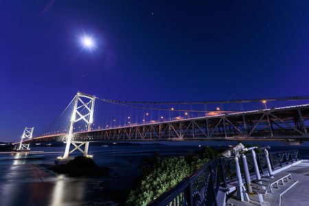 月明かりと大鳴門橋