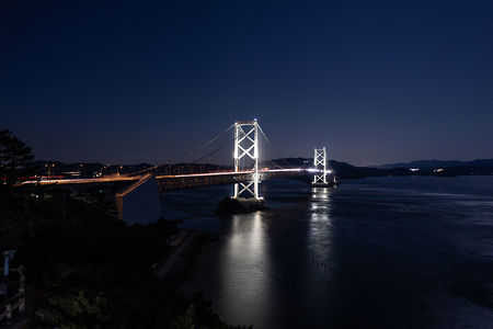 大鳴門橋と淡路島を望む