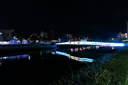 ふれあい橋と新町川・阿波製紙水際公園を望む