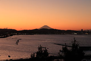正面に富士山を望む