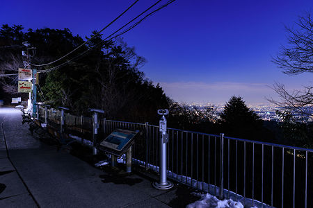 高尾山駅展望台の夜景スポット写真（4）class=
