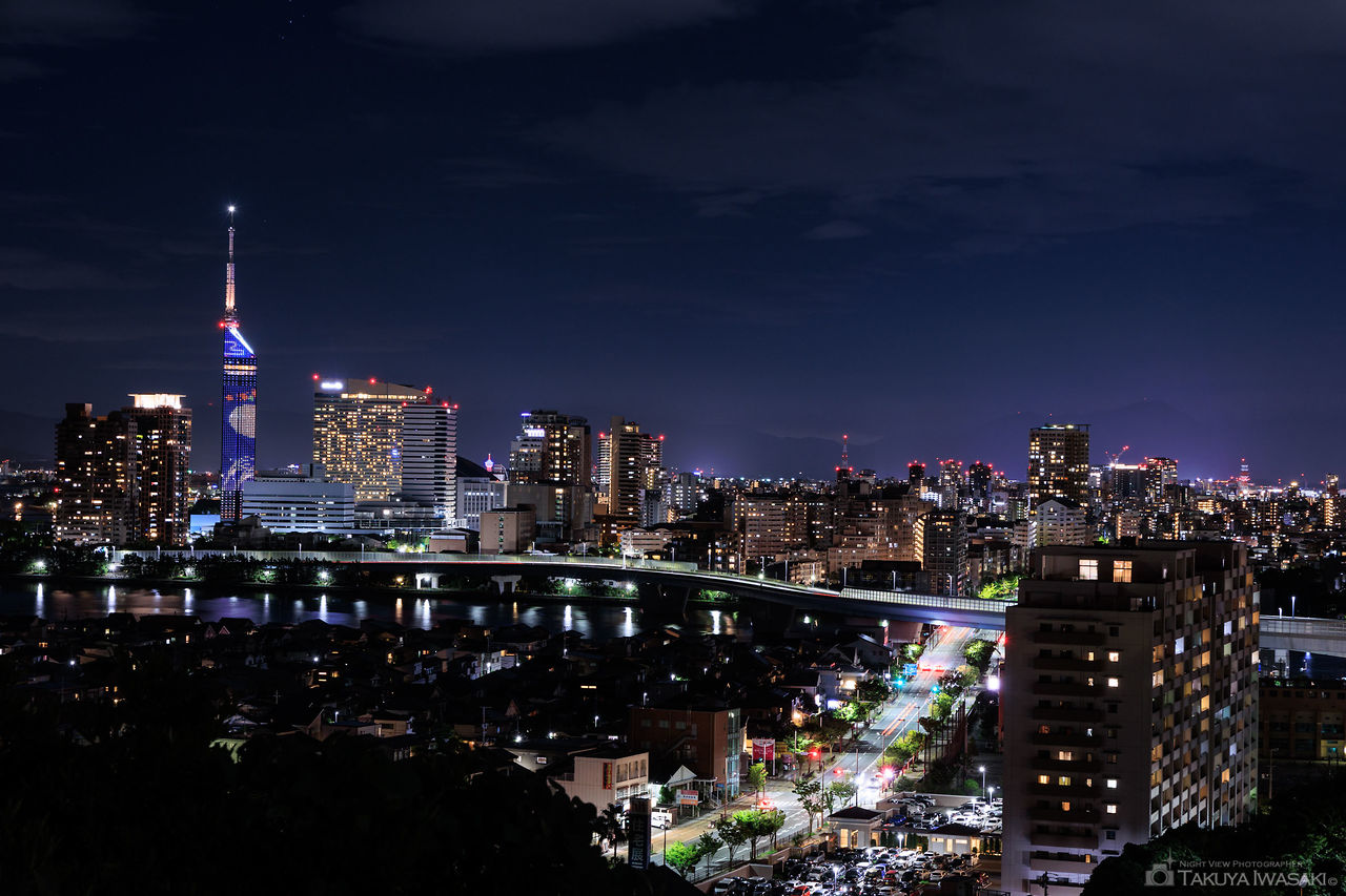 福岡タワーと室見川を望む