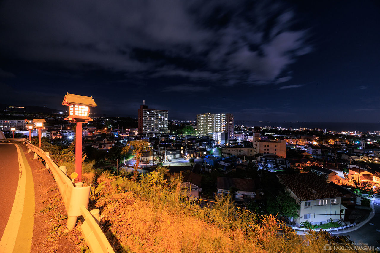 灯籠のある道路と別府市内の街明かり